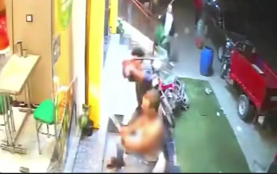 محاولة اقتحام محل كشري شهير بطلخا وتحطيم واجهة المحل، فيديو يكشف تفاصيل المشاجرة، فيتو