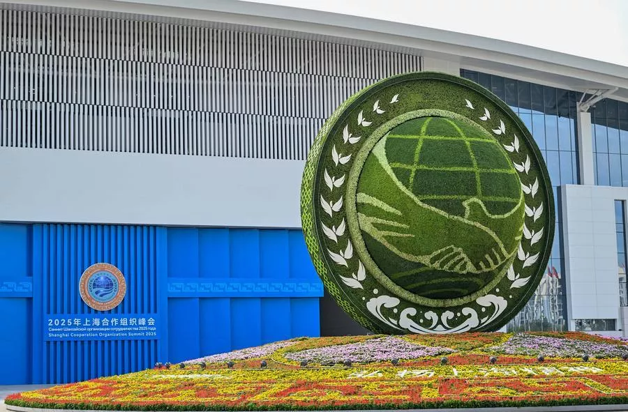 في الصورة الملتقطة يوم 30 أغسطس 2025، منظر خارجي للمقر الرئيسي لقمة منظمة شانغهاي للتعاون لعام 2025 في تيانجين شمالي الصين. (شينخوا)