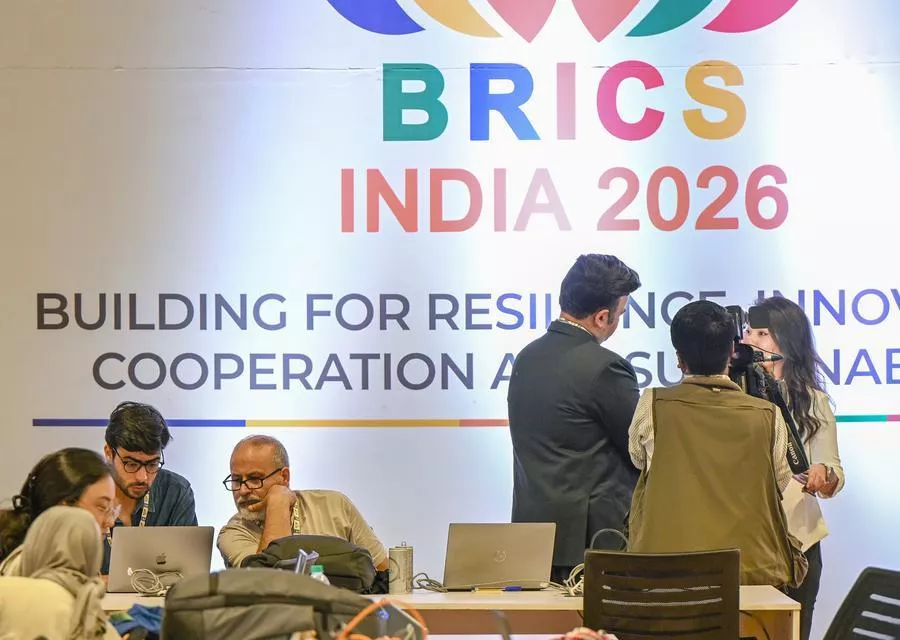 في الصورة الملتقطة يوم 12 سبتمبر 2026، أفراد من الطاقم الإعلامي يباشرون عملهم في المركز الإعلامي بمجمع بهارات ماندابام، المقر الرئيسي للقمة الـ18 لمجموعة بريكس، في نيودلهي بالهند. (شينخوا)