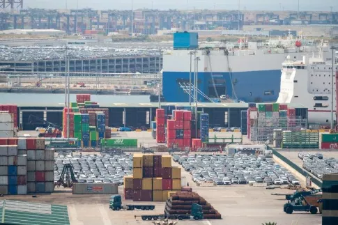 الصورة التُقطت في 2 يونيو 2026، منظر ميناء برشلونة تصل سفن الشحن المحملة بأسطول من السيارات الكهربائية من الصين، مدينة برشلونة إسبانيا (صورة جوان غوسا- شينخوا)