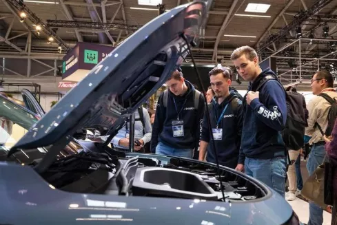 يزور الناس منطقة عرض شركة ليبموتور في معرض IAA Mobility 2025 في ميونيخ، ألمانيا، في 10 سبتمبر 2025. (شينخوا/تشانغ فان)<br>