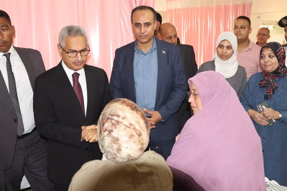 محافظ بني سويف يزور مصابي الحادث