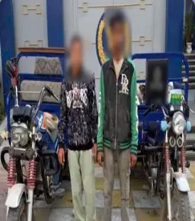 سقوط شخصين ألقيا أكوام القمامة خلف مسجد بالتجمع الأول