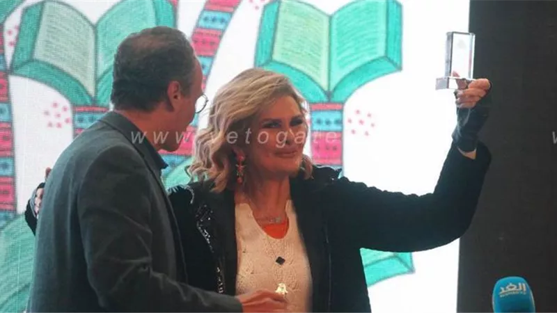 يسرا في معرض الكتاب