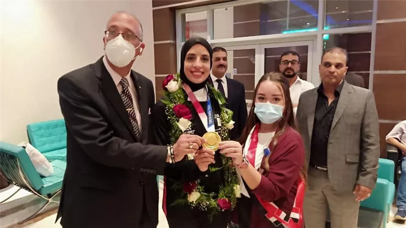 بالسيلفي والورود.. مطار القاهرة يستقبل فريال أشرف | صور