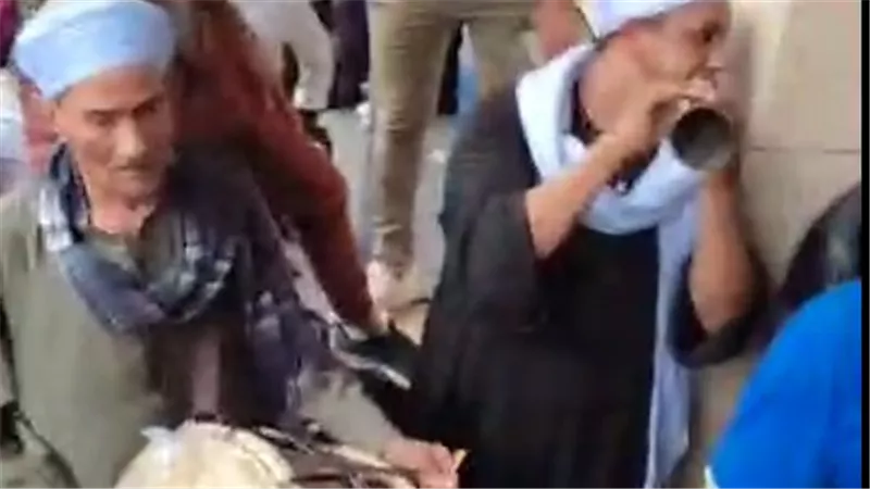 بالتنورة والطبل البلدي.. احتفالات المواطنين بوصول فريال أشرف إلى مطار القاهرة | فيديو