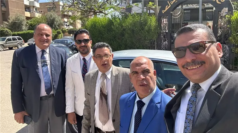 عضو مجلس المحامين بجنوب الجيزة يثبت الإضراب أمام محكمة أكتوبر (صور)