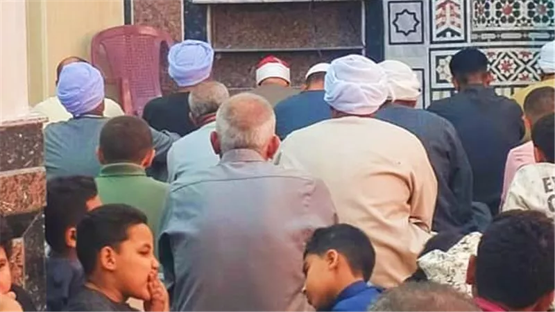 هل يجوز تقدم المأمومين على الإمام في صلاة الجمعة بمكان خارج المسجد؟ 