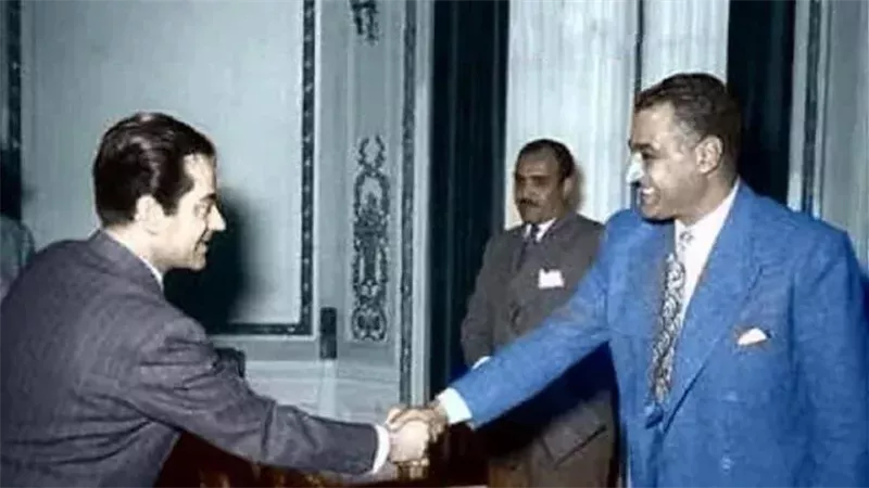 عبد الناصر يمنح فريد الاطرش وسام الجمهورية 