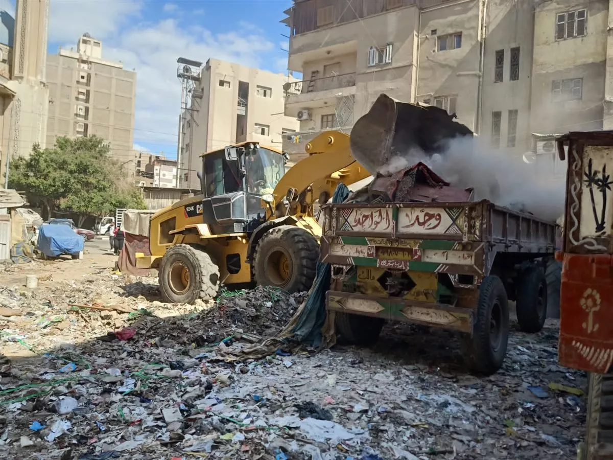 رفع مخلفات الهدم والبناء من شارع الجلاء بالمنصورة