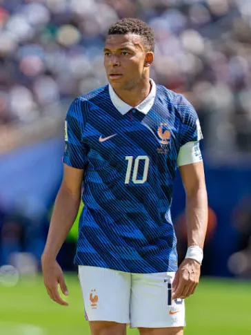 كيليان مبابي في المرتبة الثالثة لقائمة اللاعبين الأعلى أجرًا