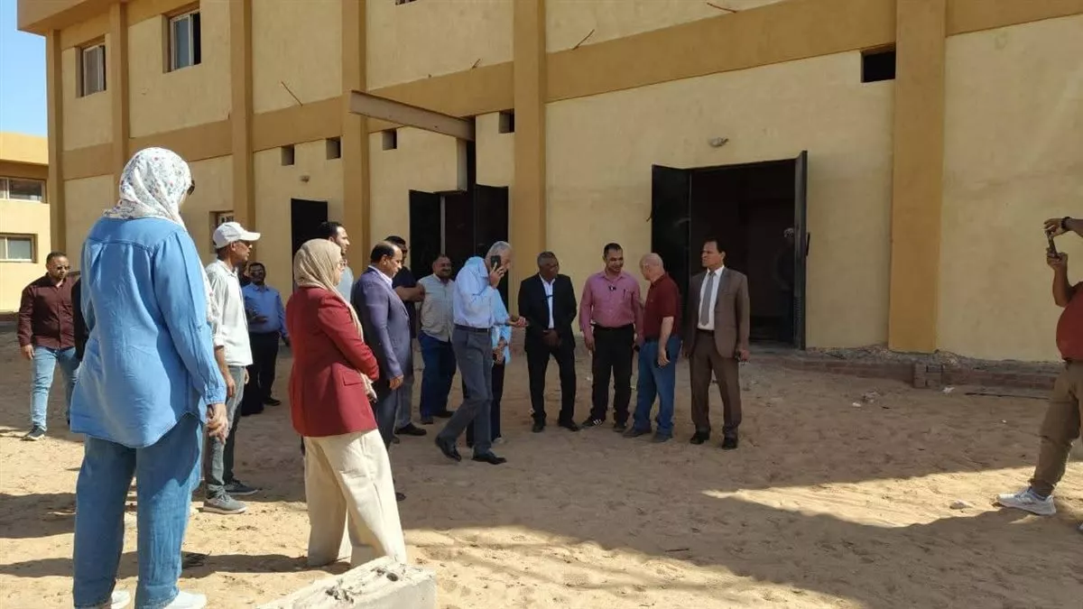 مستشار رئيس مجلس الوزراء يتفقد المشروعات المتعثرة بالوادي الجديد