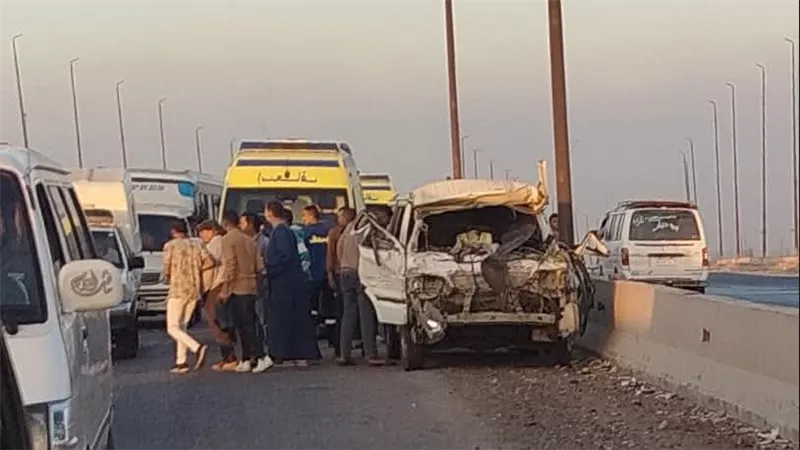 إصابة 8 عمال في اصطدام