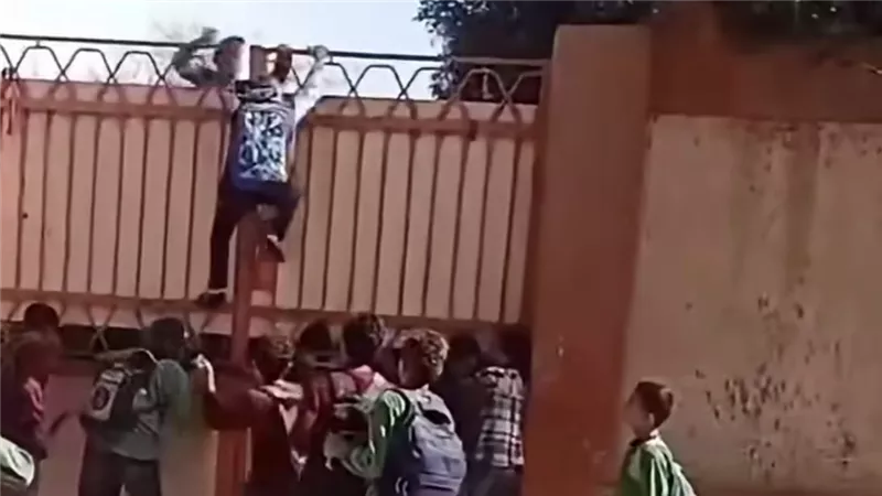إحالة مديرة مدرسة