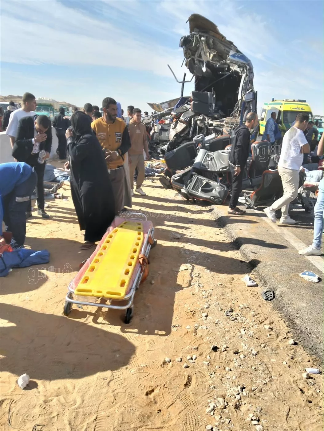 صدمة وذهول بين الناجين من حادث تصادم أتوبيس وتريلا بطريق مصر أسيوط الغربي (صور)
