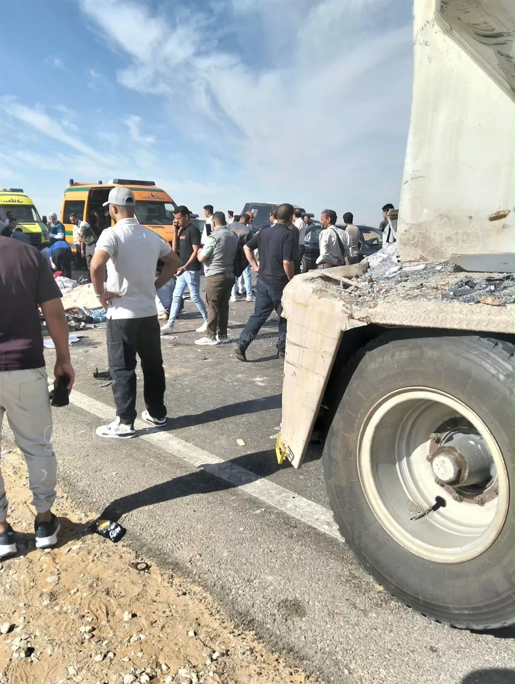 صدمة وذهول بين الناجين من حادث تصادم أتوبيس وتريلا بطريق مصر أسيوط الغربي (صور)