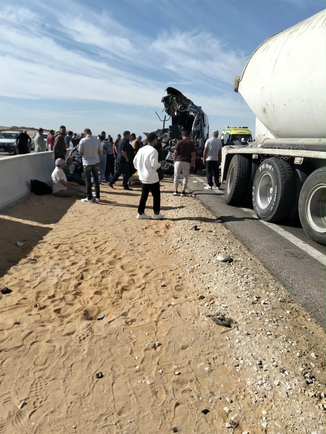 صدمة وذهول بين الناجين من حادث تصادم أتوبيس وتريلا بطريق مصر أسيوط الغربي (صور)