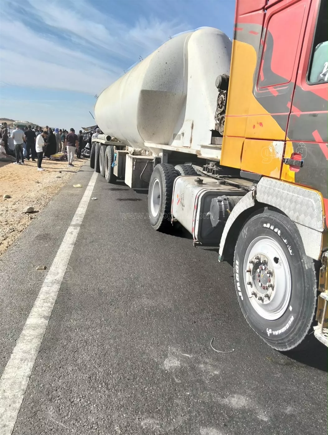 صدمة وذهول بين الناجين من حادث تصادم أتوبيس وتريلا بطريق مصر أسيوط الغربي (صور)