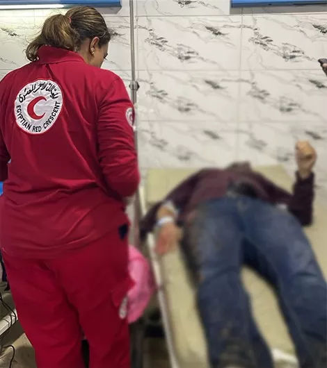 الهلال الأحمر يوجه فرقه إلى مستشفى 6 أكتوبر لدعم مصابي حادث طريق أسيوط الغربي