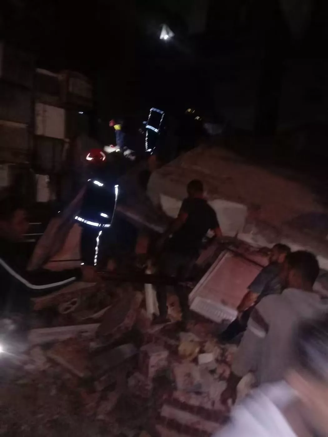 انهيار عقار بالكامل في منطقة أبو سليمان شرق الإسكندرية والجهود مستمرة للبحث عن مفقودين