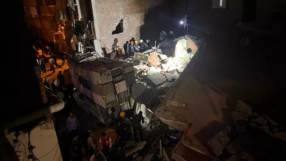 انتشال شخصين من أسفل عقار الإسكندرية المنهار (صور)
