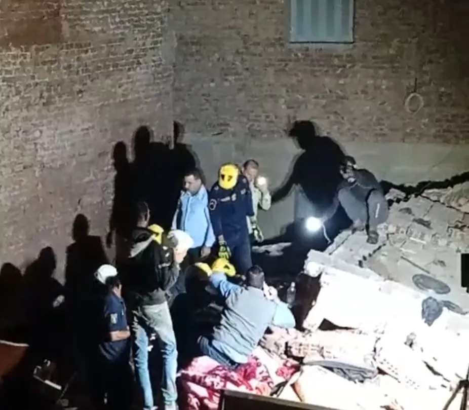 انتشال شخصين من أسفل عقار الإسكندرية المنهار (صور)