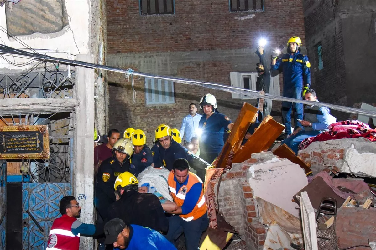 تشكيل لجنة هندسية لمعاينة عقار الإسكندرية المنهار وإخلاء عقارين مجاورين وتأمين إقامة بديلة لـ 8 أسر
