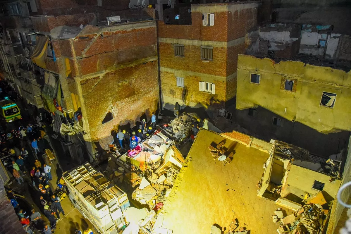 تشكيل لجنة هندسية لمعاينة عقار الإسكندرية المنهار وإخلاء عقارين مجاورين وتأمين إقامة بديلة لـ 8 أسر