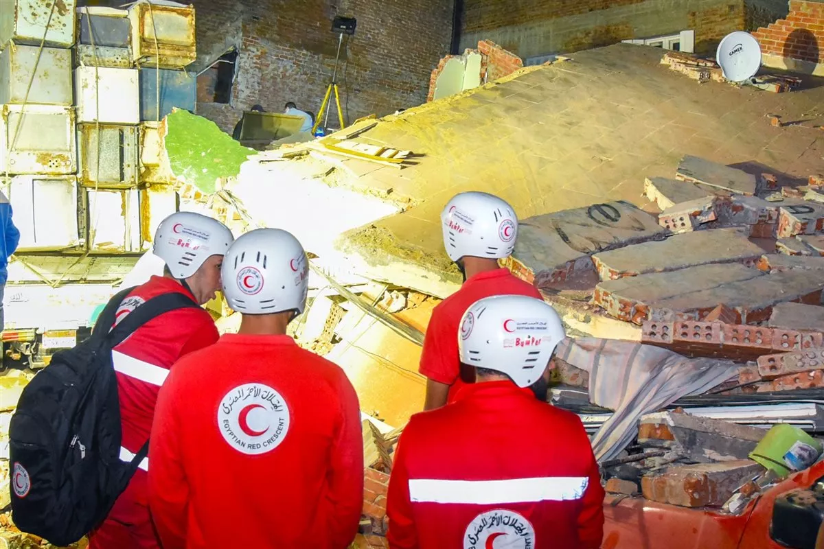 تشكيل لجنة هندسية لمعاينة عقار الإسكندرية المنهار وإخلاء عقارين مجاورين وتأمين إقامة بديلة لـ 8 أسر