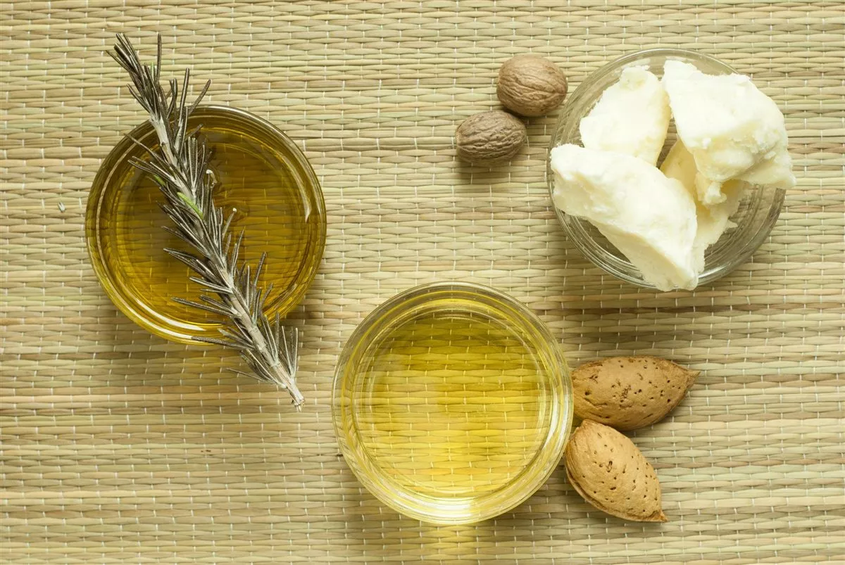 زبدة الشيا لتنعيم اليدين