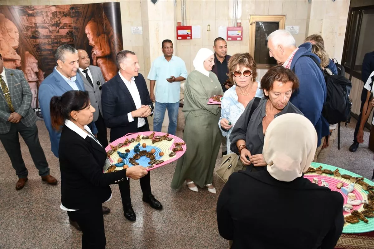بالهدايا التذكارية والفرعونية، محافظ أسوان يستقبل ضيوف مهرجان تعامد الشمس من الأفواج السياحية (صور)