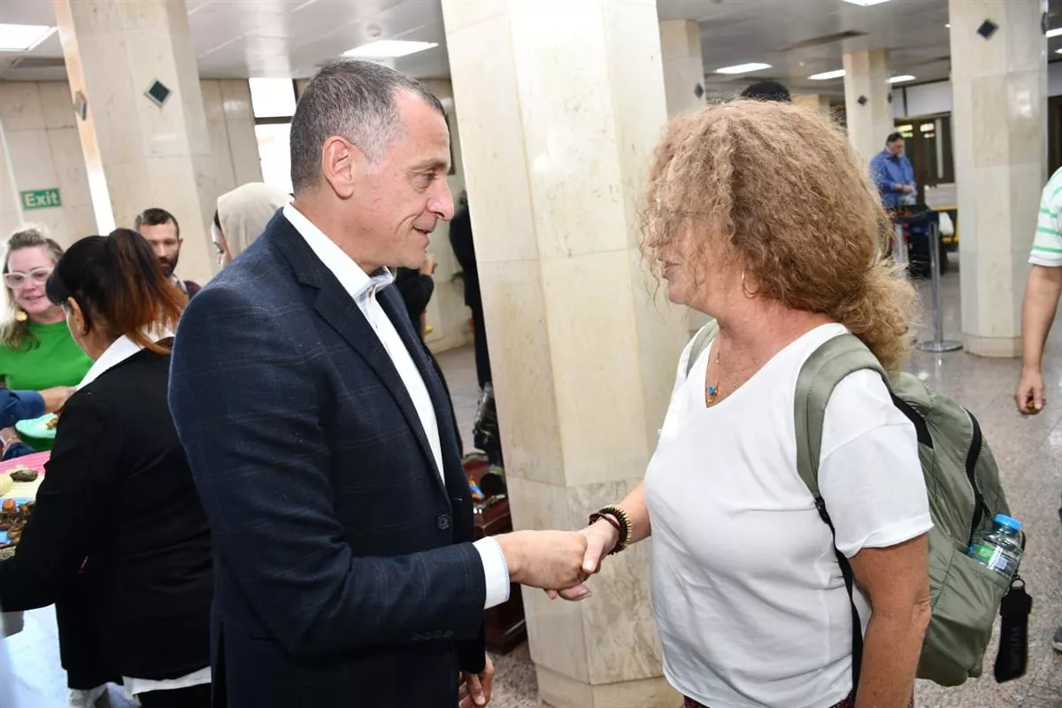 بالهدايا التذكارية والفرعونية، محافظ أسوان يستقبل ضيوف مهرجان تعامد الشمس من الأفواج السياحية (صور)