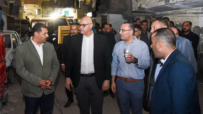 12 سيارة إسعاف وإنقاذ شخصين، محافظ الإسكندرية ومدير الأمن يتابعان ميدانيًا جهود إنقاذ سكان العقار المنهار