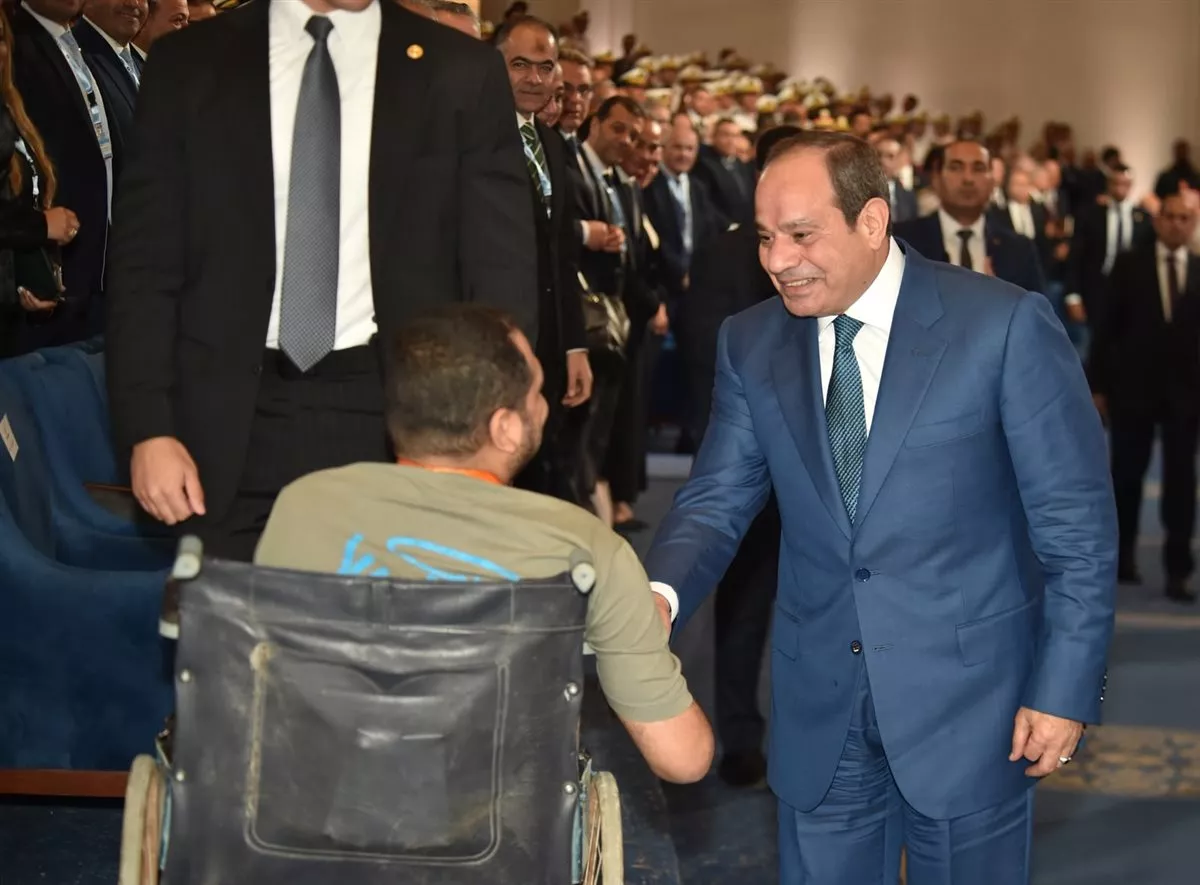 لفتة إنسانية، السيسي يتوجه لمصافحة شاب من ذوي الهمم بمنتدى مصر