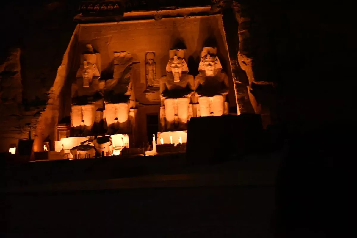 محافظ أسوان يشهد عرض الصوت والضوء بمعبد أبوسمبل وسط مشاركة كبيرة للسائحين (صور)