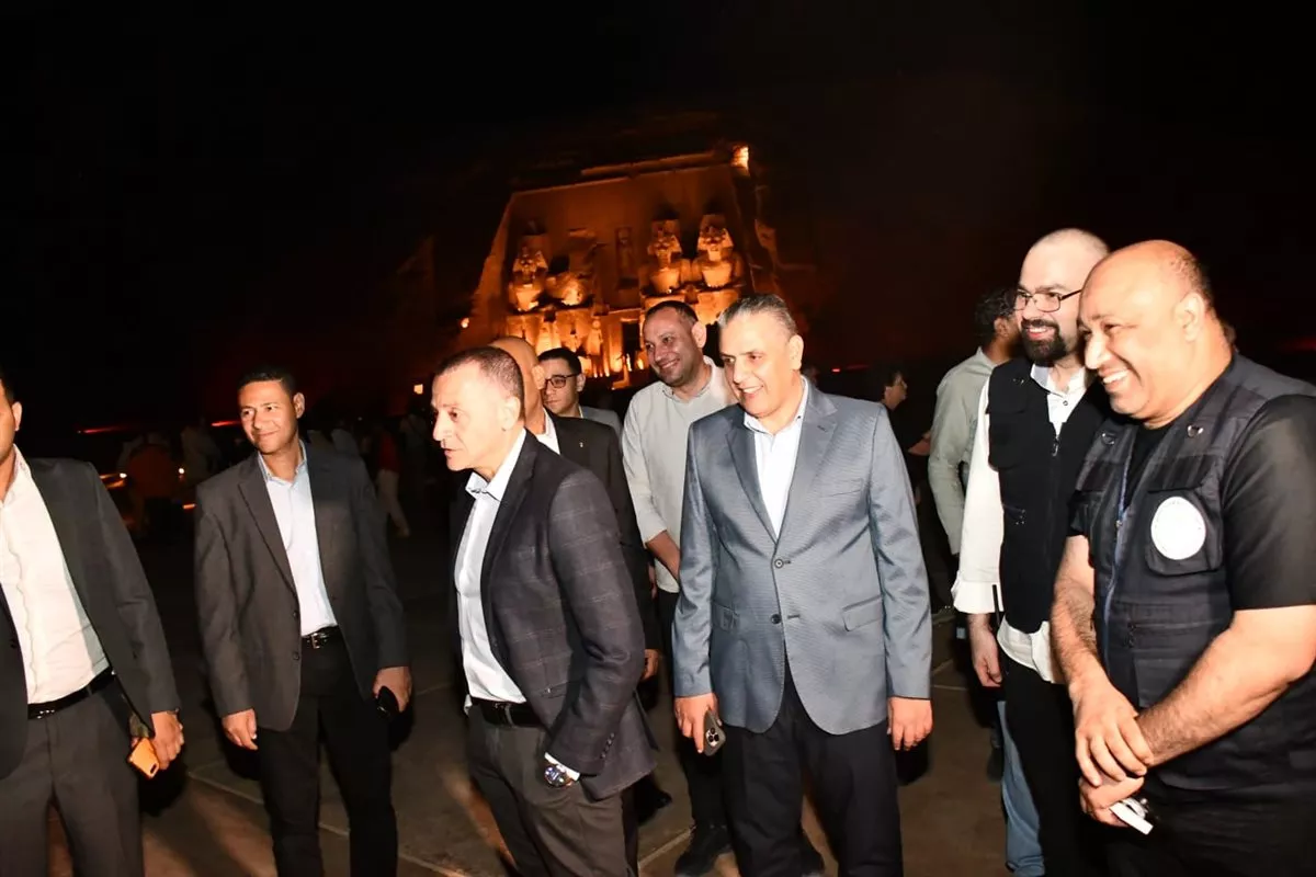 محافظ أسوان يشهد عرض الصوت والضوء بمعبد أبوسمبل وسط مشاركة كبيرة للسائحين (صور)