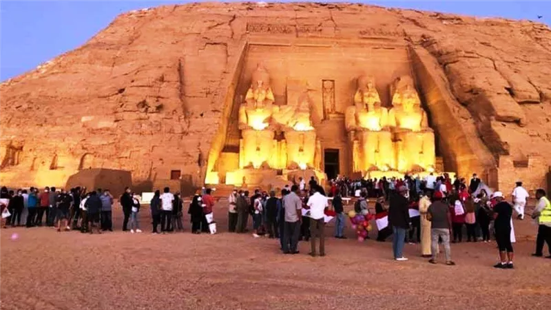 لحظة تعامد الشمس على وجه الملك رمسيس الثاني في أبو سمبل بأسوان (فيديو)