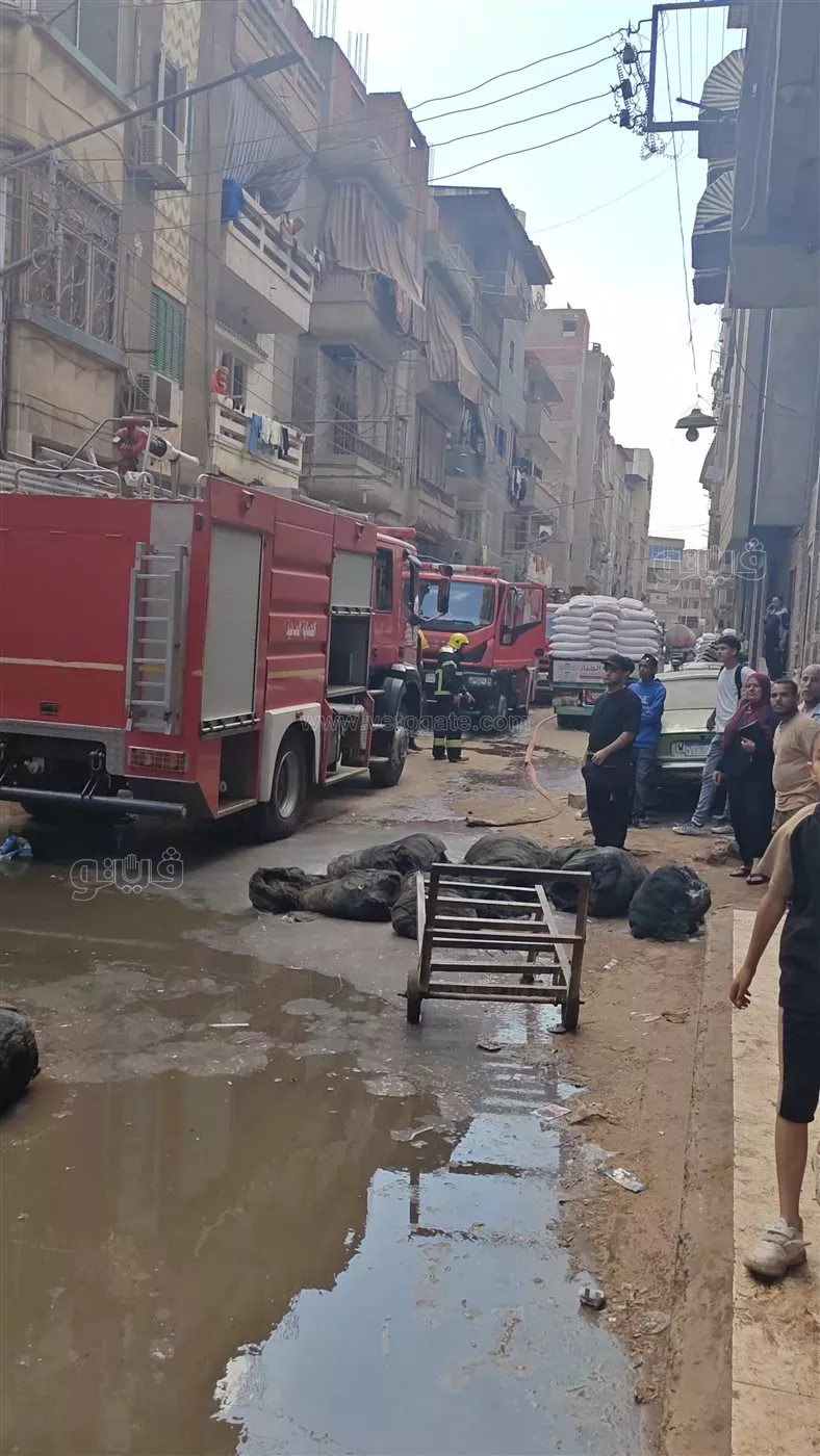 إخماد حريق في مخزن مطاعم شهيرة بالمنصورة (فيديو)