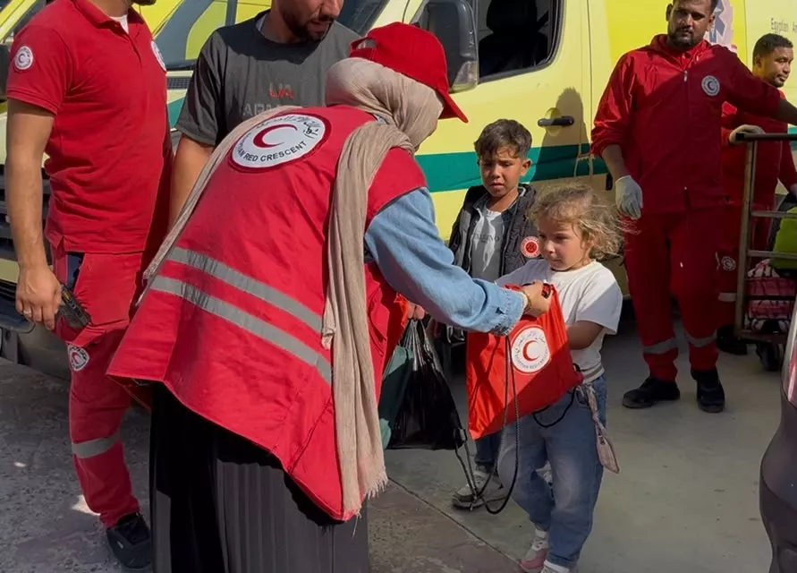 الهلال الأحمر المصري يرافق الدفعة الـ92 من الجرحى والمرضى الفلسطينيين بمعبر رفح