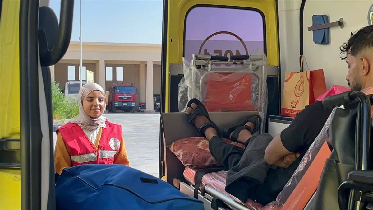 الهلال الأحمر المصري يرافق الدفعة الـ92 من الجرحى والمرضى الفلسطينيين بمعبر رفح