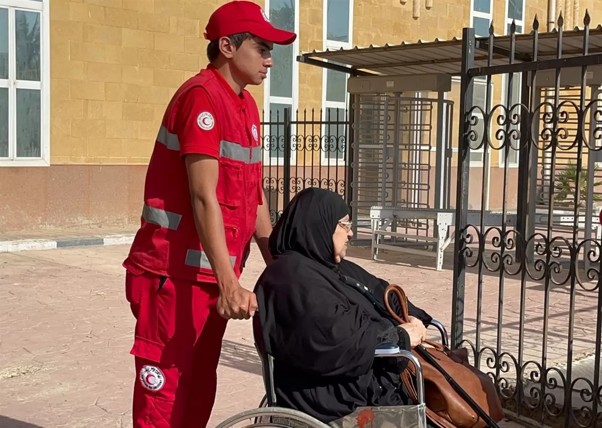 الهلال الأحمر المصري يرافق الدفعة الـ92 من الجرحى والمرضى الفلسطينيين بمعبر رفح