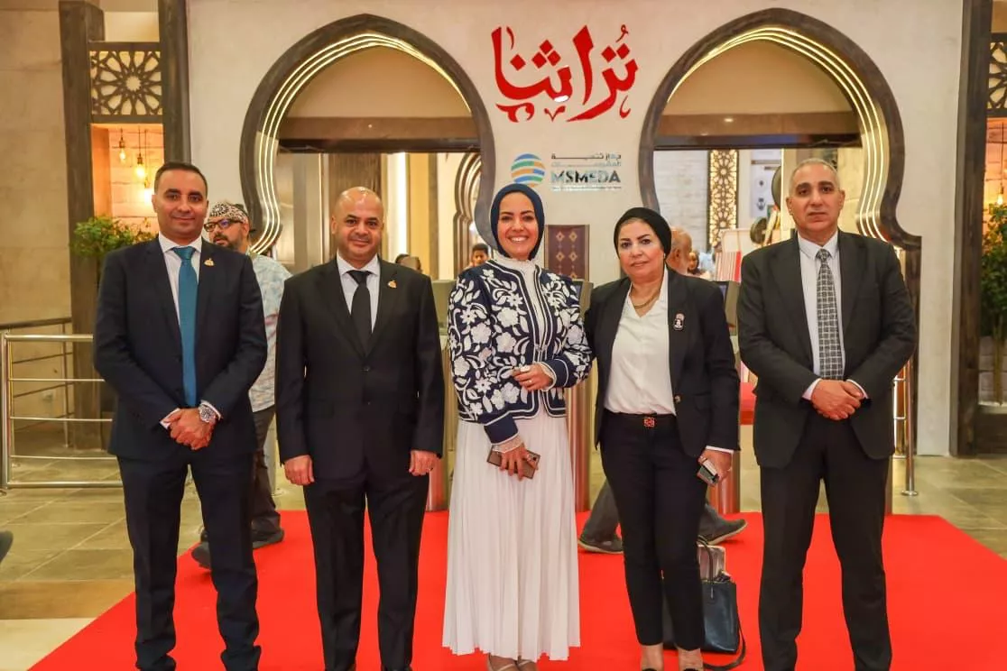الرئيس التنفيذي لجهاز تنمية المشروعات يتفقد أجنحة العارضين من ذوي الهمم بمعرض «تراثنا»