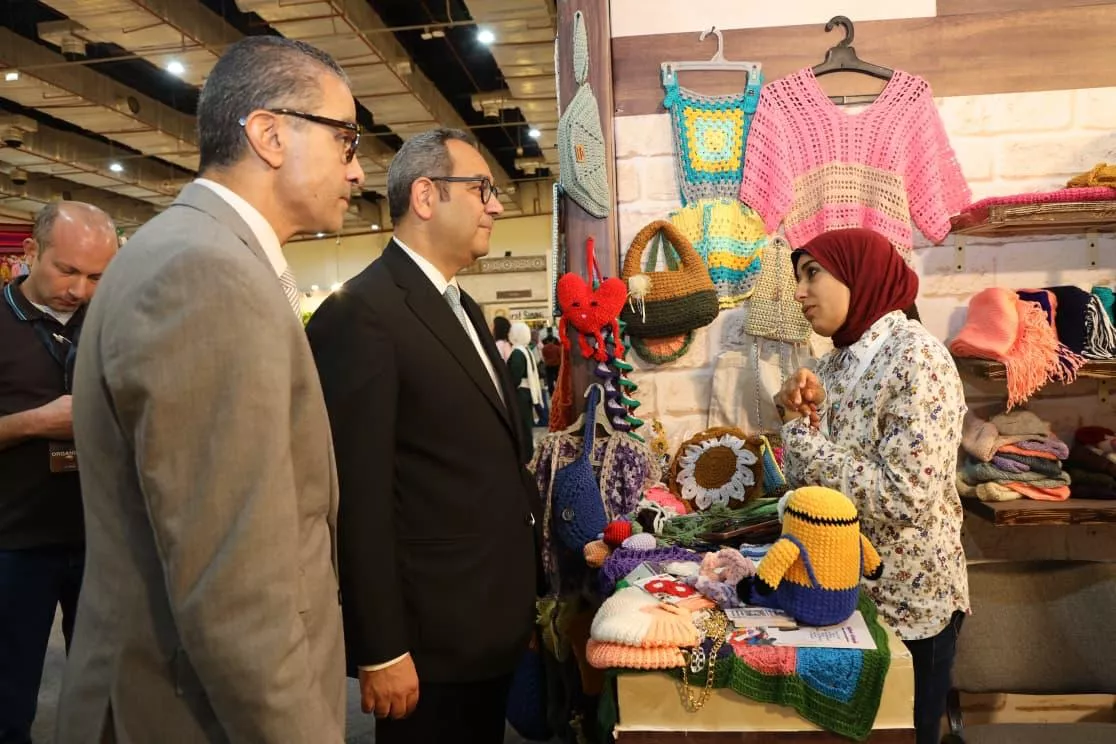 الرئيس التنفيذي لجهاز تنمية المشروعات يتفقد أجنحة العارضين من ذوي الهمم بمعرض «تراثنا»