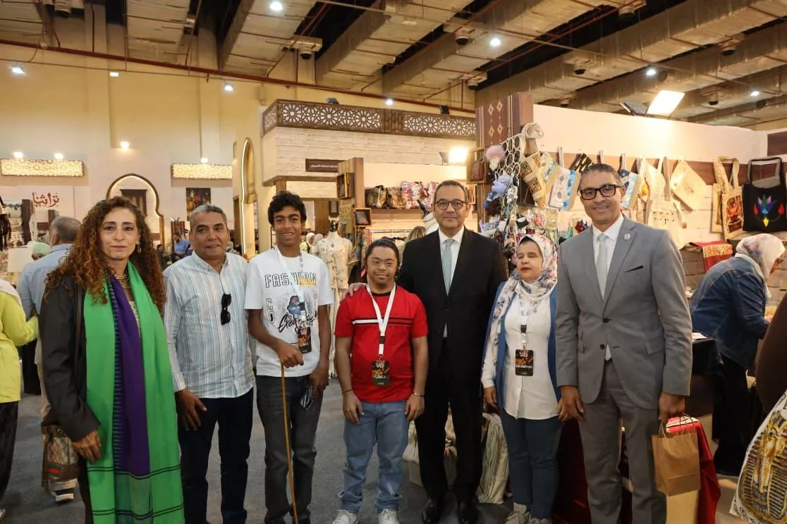 الرئيس التنفيذي لجهاز تنمية المشروعات يتفقد أجنحة العارضين من ذوي الهمم بمعرض «تراثنا»