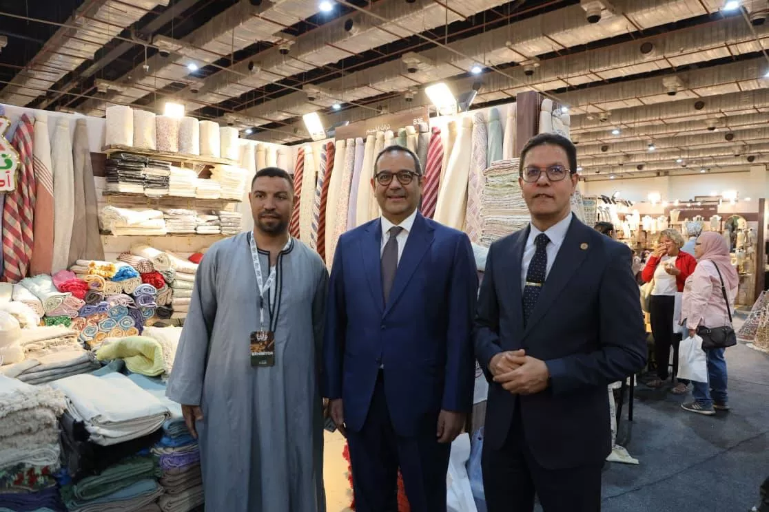 الرئيس التنفيذي لجهاز تنمية المشروعات يتفقد أجنحة العارضين من ذوي الهمم بمعرض «تراثنا»