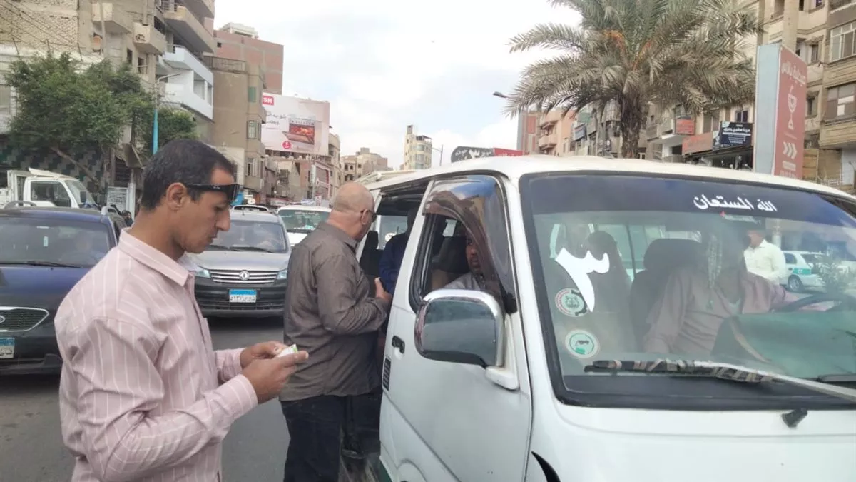 مواقف الفيوم تشن حملة على سيارات النقل الجماعي والتاكسي لمخالفتهم خطوط السير والتعريفة