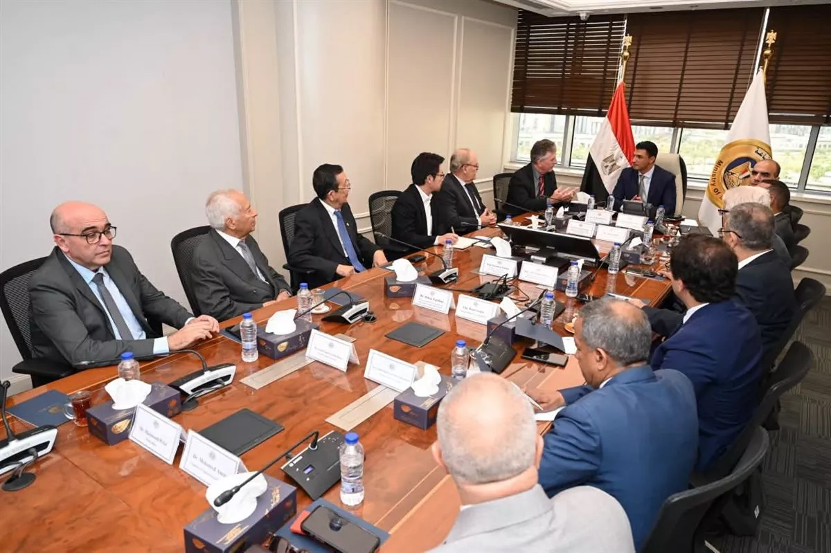 خالد هاشم يبحث مع وفد برازيلي نقل تكنولوجيا صناعة القوالب والإسطمبات إلى مصر