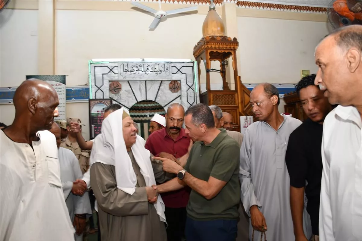 محافظ أسوان يستمع لمطالب المواطنين بعد أدائه صلاة الجمعة بمسجد الرضوان (صور)
