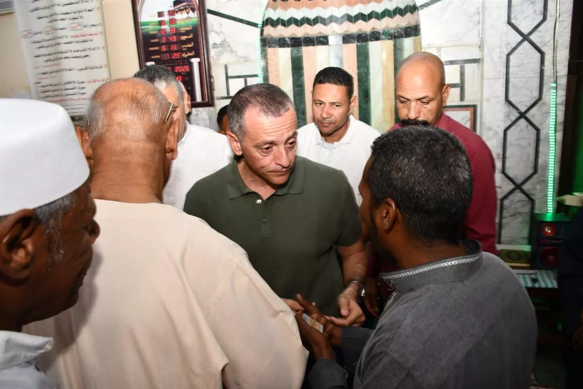 محافظ أسوان يستمع لمطالب المواطنين بعد أدائه صلاة الجمعة بمسجد الرضوان (صور)