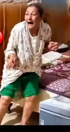 شقيقتها ضربتها بالعصا وقصت شعرها، صراخ ودموع سيدة مسنة بالمحلة يثير الغضب (صور)